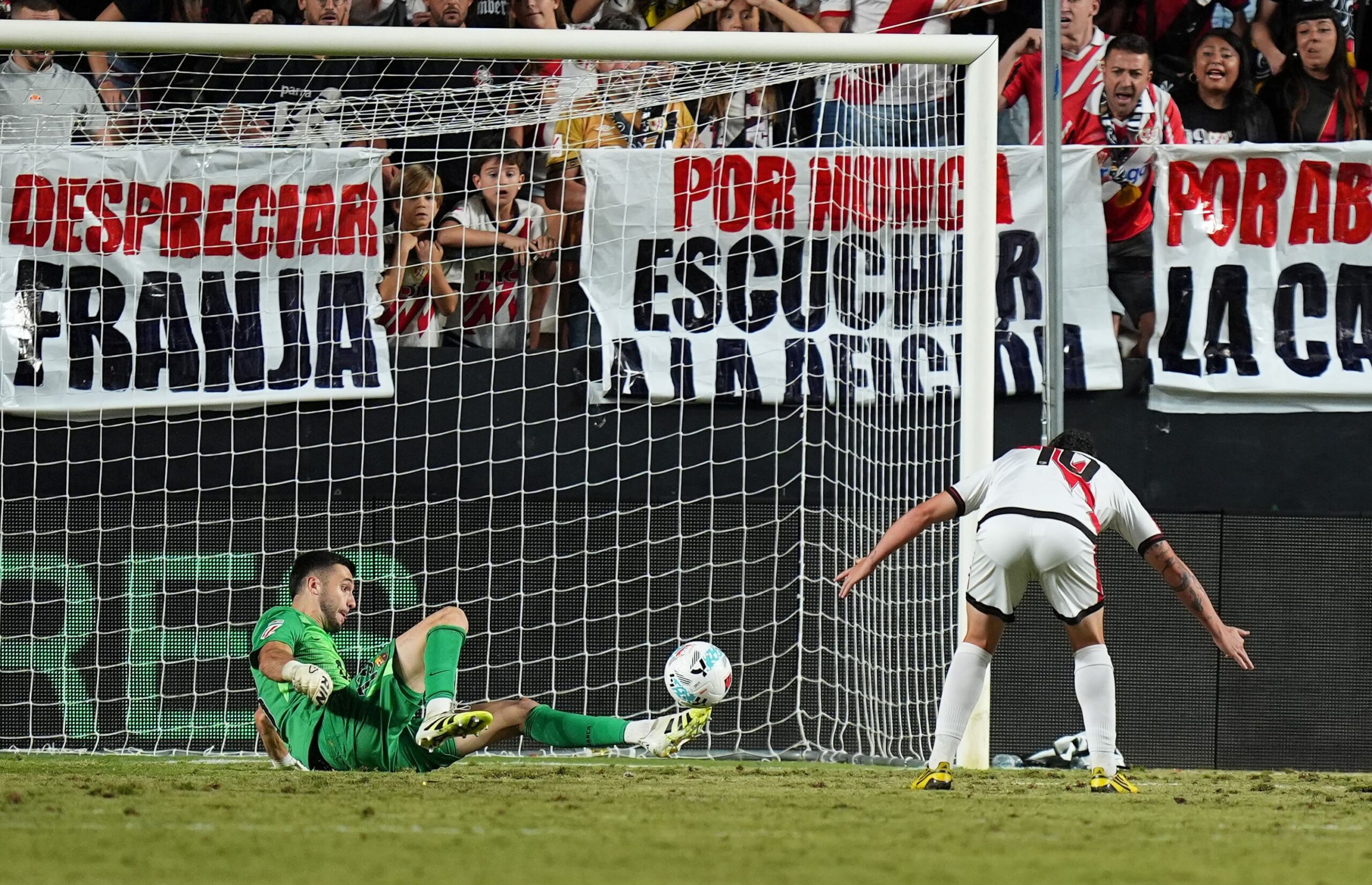 Spain star reacts to Barcelona standout being left out of La Roja squad