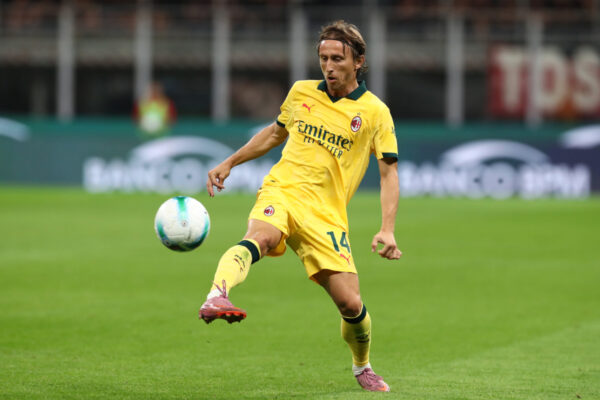 MILAN, ITALY - SEPTEMBER 14: Luka Modric of AC Milan controls the ball during the Serie A match between AC Milan and Bologna FC 1909 at Giuseppe Meazza Stadium on September 14, 2025 in Milan, Italy. (Photo by Marco Luzzani/Getty Images)