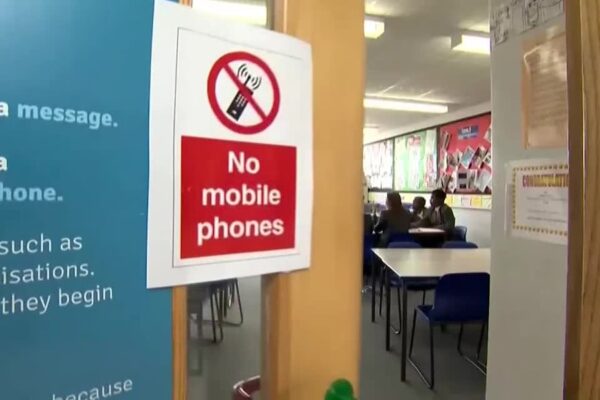 Shawnee Mission School District reviews cell phone ban