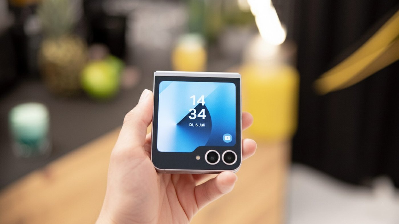 Samsung’s Affordable Flip Phone Just Flipped the Price Tag, Save $200