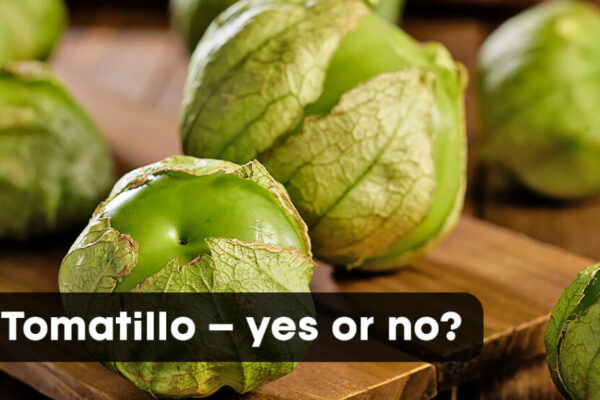 Tomatillos for healthy eating – Mega Doctor News Tomatillos look like small, leaf-wrapped green tomatoes, and their name even means “little tomatoes” in Spanish. But although both are part of the nightshade family– which also include potatoes, peppers and eggplants – tomatillos are a different species from their red cousins. Image for illustration purposes