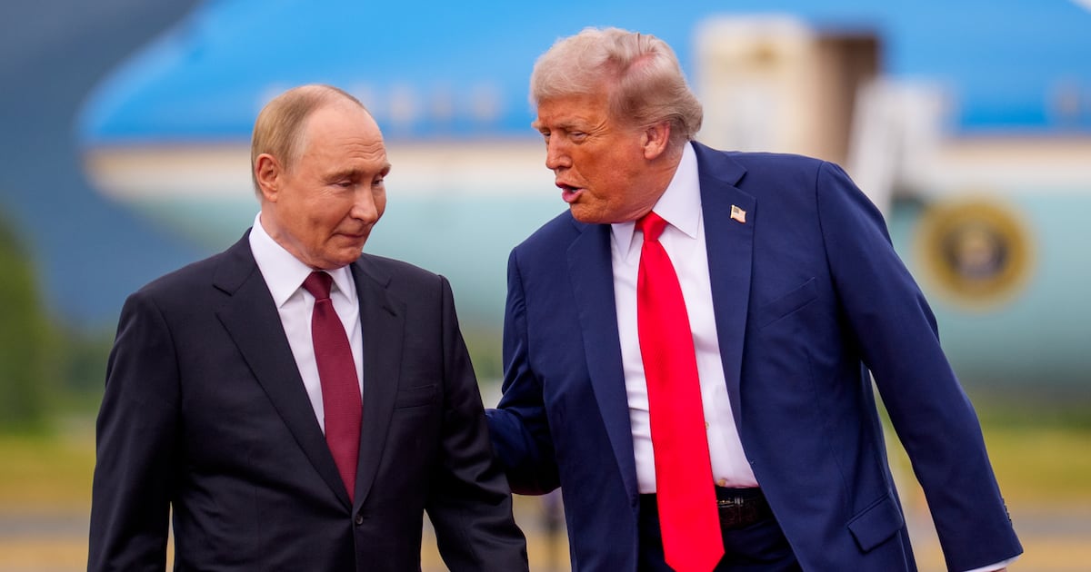 Murdoch Paper Wall Street Journal Rips Donald Trump’s ‘Sidewalk Gawker’ Response to Vladimir Putin’s Taunts