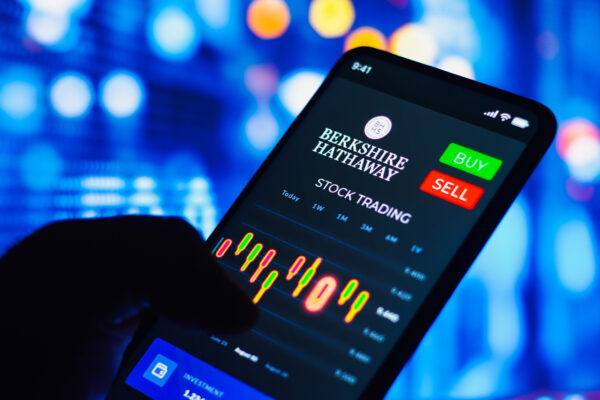 Should You Buy Berkshire Hathaway (BRK.B) While It's Hovering Around $500?