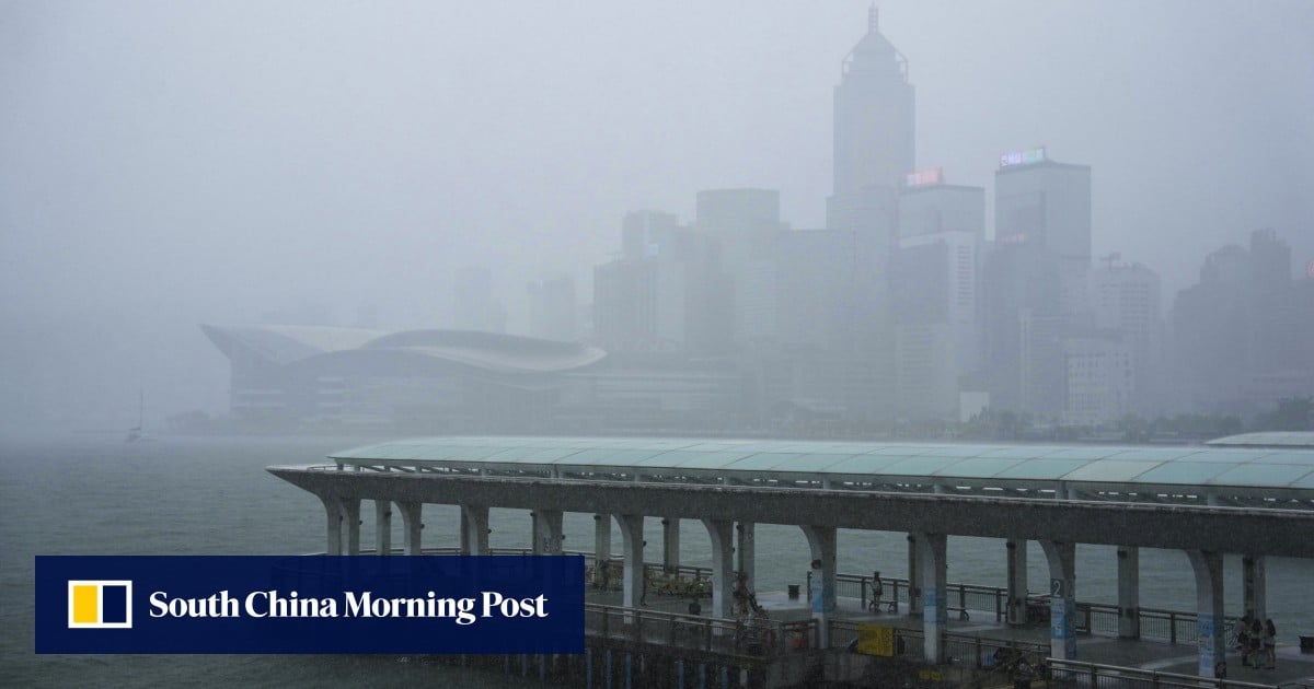 Hong Kong stocks extend weekly advance in trading during Typhoon Tapah