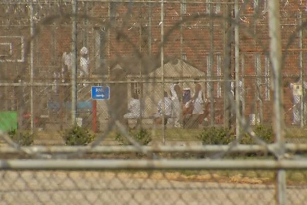 FCC considers lifting ban on prison cell phone jamming
