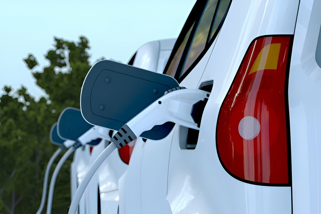 Ford CEO Predicts Electric Car Market to Fall by Half After End of Tax Credit