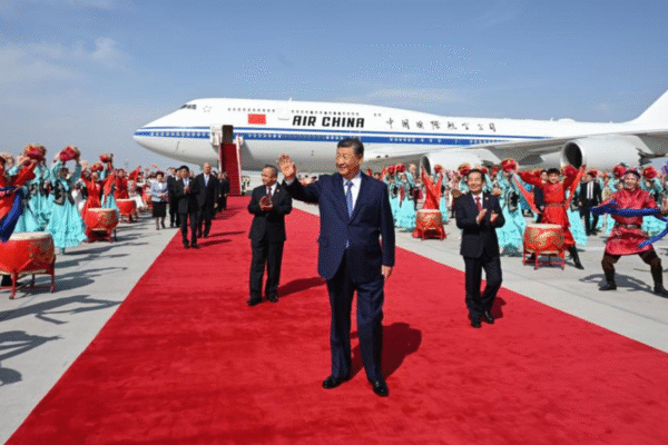 Xi visits exhibition marking 70th founding anniversary of Xinjiang