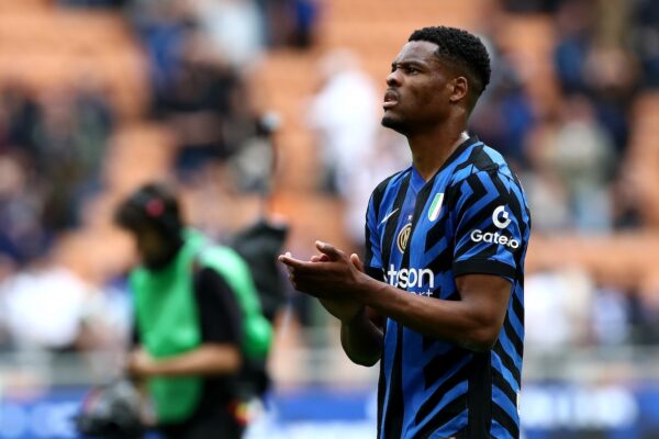 MILAN, ITALY - APRIL 27: Denzel Dumfries of FC Internazionale applauds the fans after 1-0 defeat following the Serie A match between FC Internazionale and AS Roma at Stadio Giuseppe Meazza on April 27, 2025 in Milan, Italy. (Photo by Marco Luzzani/Getty Images)