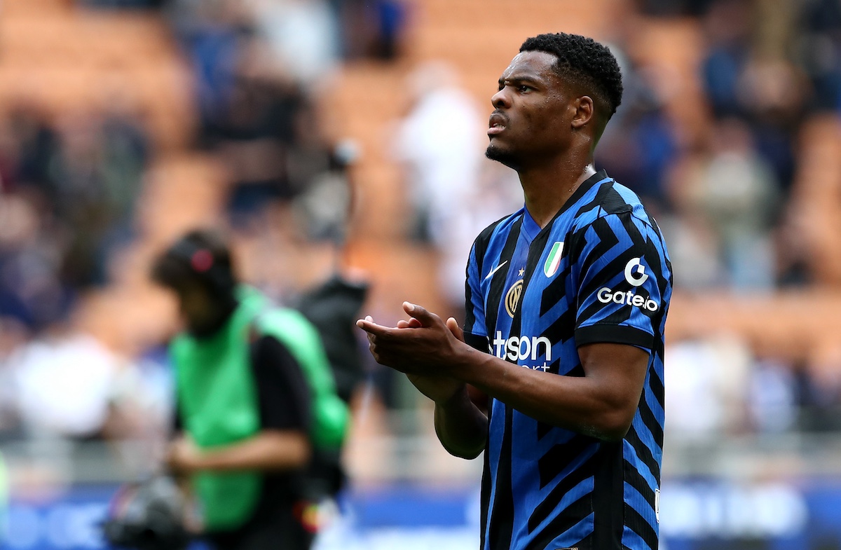 MILAN, ITALY - APRIL 27: Denzel Dumfries of FC Internazionale applauds the fans after 1-0 defeat following the Serie A match between FC Internazionale and AS Roma at Stadio Giuseppe Meazza on April 27, 2025 in Milan, Italy. (Photo by Marco Luzzani/Getty Images)
