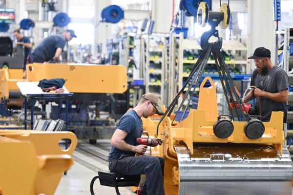 The U.S. is losing thousands of manufacturing jobs, analysis finds