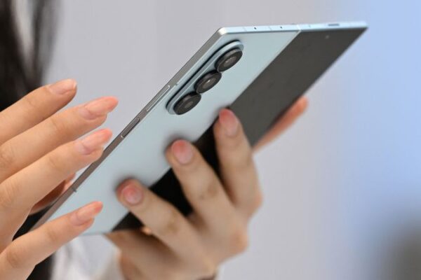 Samsung’s plan to challenge Apple in the next era of the smartphone wars is about to start