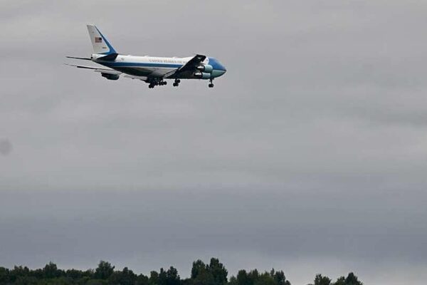 Spirit Airlines flight warned to move farther from Air Force One over Long Island: "Pay attention. Get off the iPad."