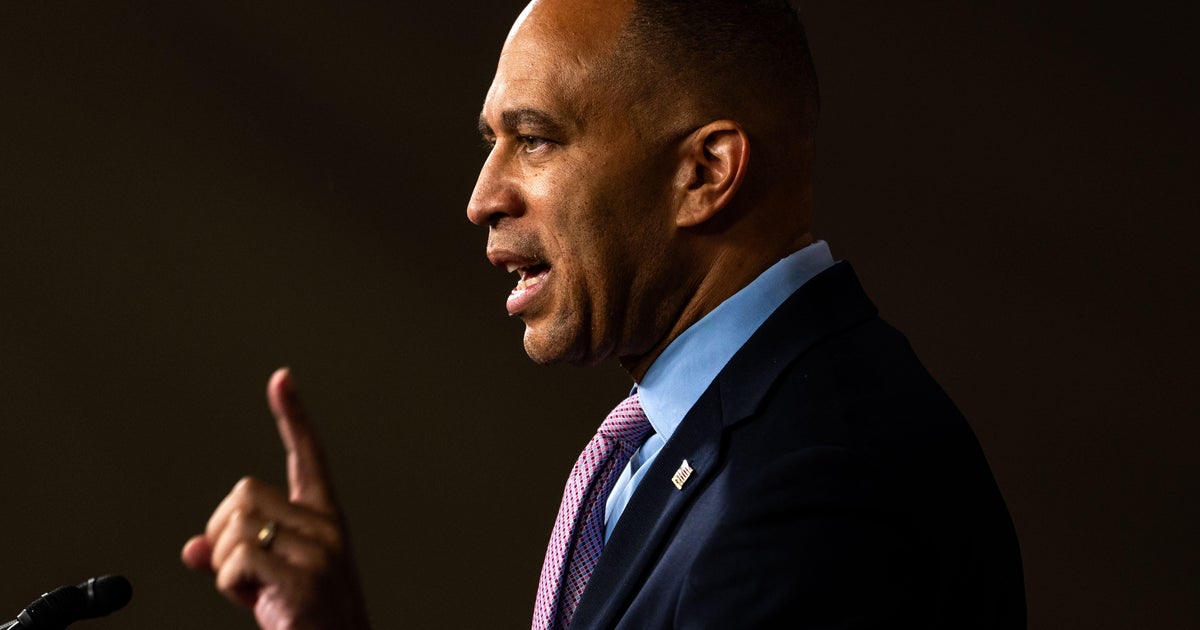 Democrats dismiss White House layoff threat as "intimidation" tactic as shutdown nears