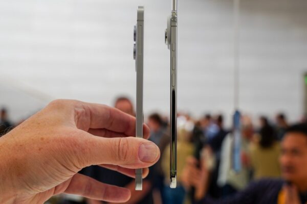 I Photographed the iPhone Air Next to the Galaxy S25 Edge and One Is Definitely Thinner