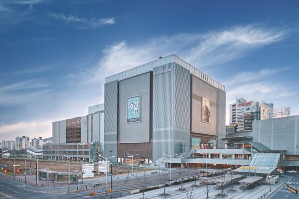 Shinsegae Department Store announced on the 22nd that it has renovated its Uijeongbu Women's Fashion Hall. A panoramic view of the Shinsegae Uijeongbu branch. [Picture = Courtesy of Shinsegae Department Store]