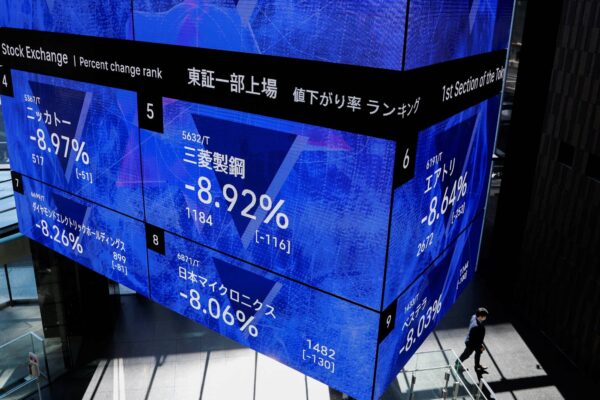 Asian Stocks Slip On Tech Pullback, Ahead Of Payroll Readings