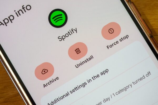 You’re installing and uninstalling your Android apps wrong phone showing android app archiving and uninstalling