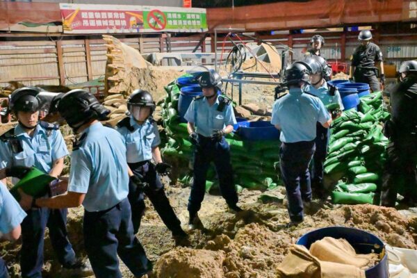 Police officers prepare to defuse the bomb. Pic: AP