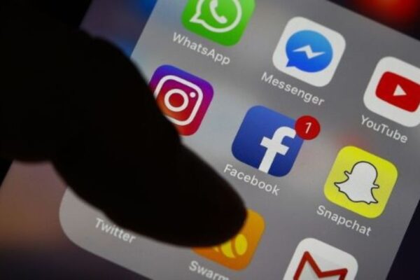 Chilean school blocks mobile phones to boost student bonding and cut screen addiction