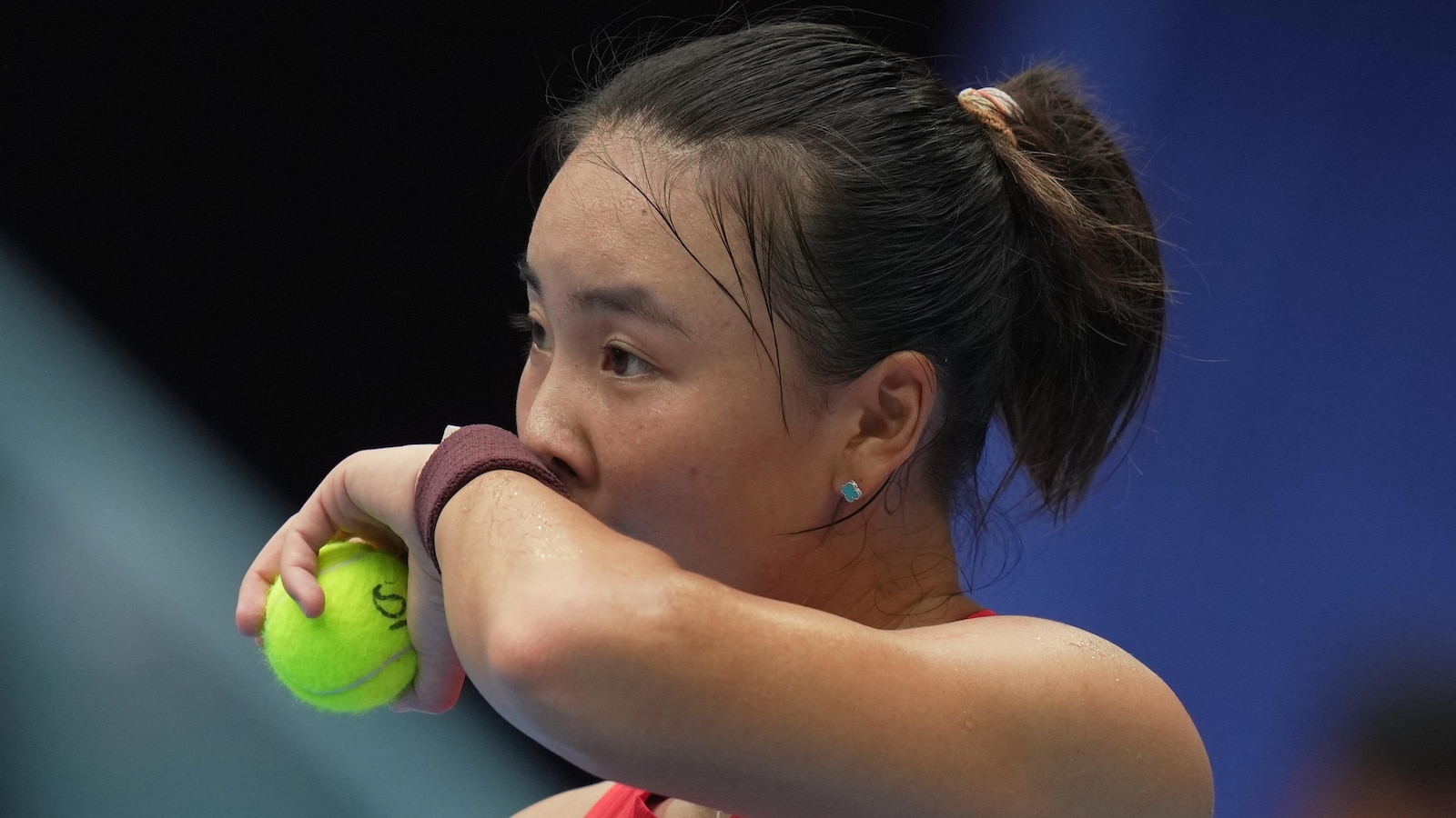 Top-seeded Iga Swiatek advances to the third round at the China Open