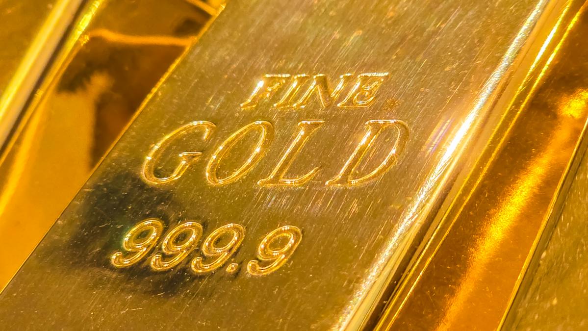 Gold soars above $4,000 as ETFs see strongest quarter on record