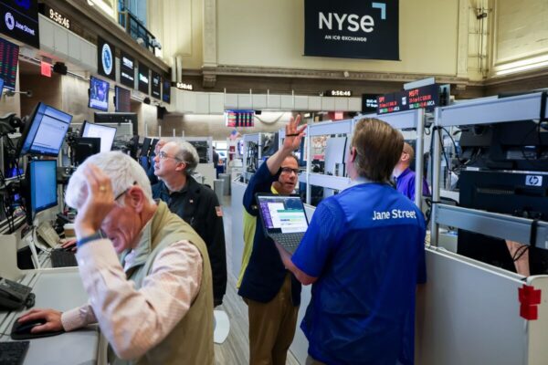US Stocks Advance on AMD-OpenAI Partnership, Big Bank Deal