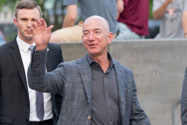 Jeff Bezos Was Once Told By An Amazon Executive That He Had Enough Ideas To ‘Destroy’ The Company: Here’s How He Reacted – Amazon.com (NASDAQ:AMZN) Jeff Bezos Was Once Told By An Amazon Executive That He Had Enough Ideas To 'Destroy' The Company: Here's How He Reacted - Amazon.com (NASDAQ:AMZN)