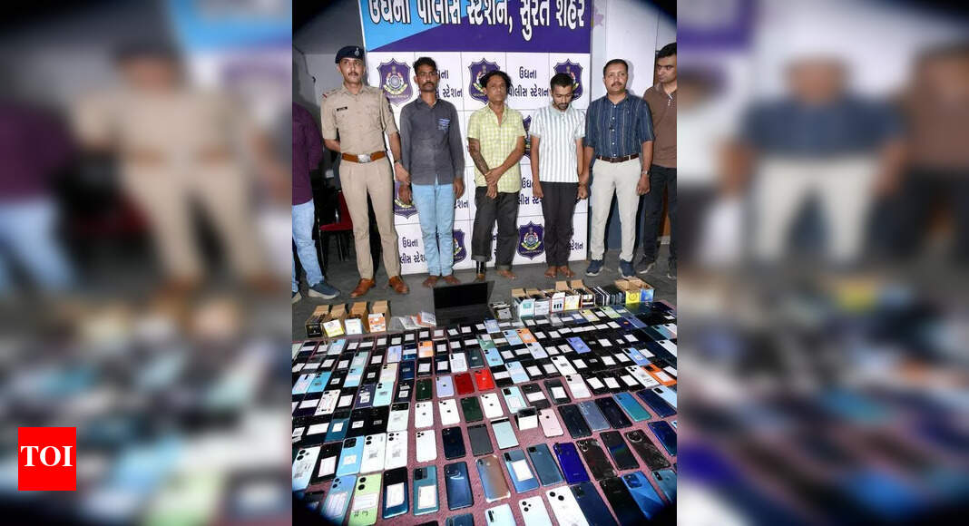 Aircraft technician among three held for mobile thefts | Surat News