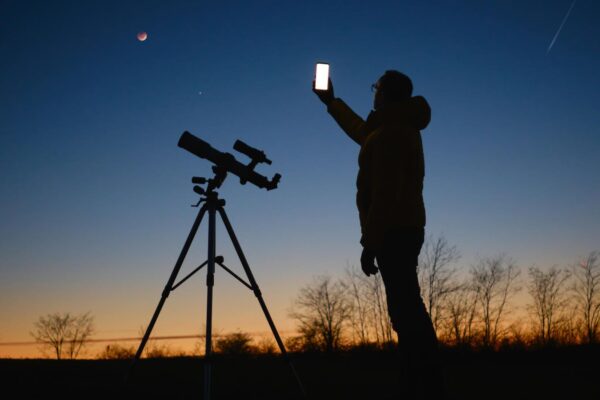 Best Stargazing Apps For Easily Finding The Comets, By An Expert