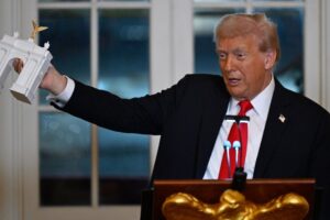 Trump hosts glitzy dinner for wealthy donors to new White House ballroom