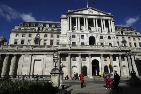 UK economy grows 0.1% in August after July slump UK economy grows 0.1% in August after July slump