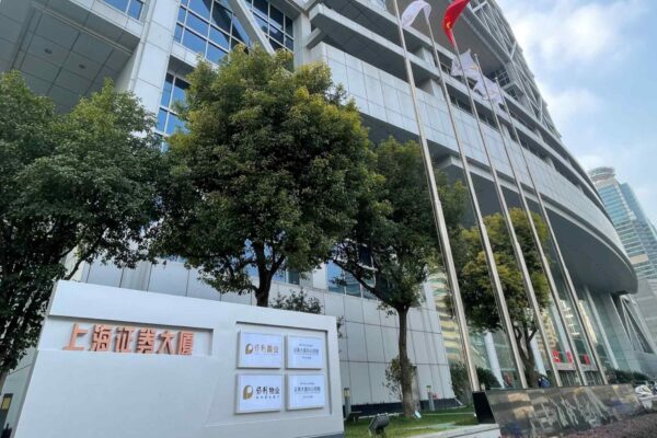 China moves to avert slump as tech-heavy Shanghai Composite zips past 4,000