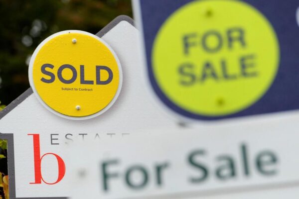 Average UK house price fell £794 in September, says Halifax