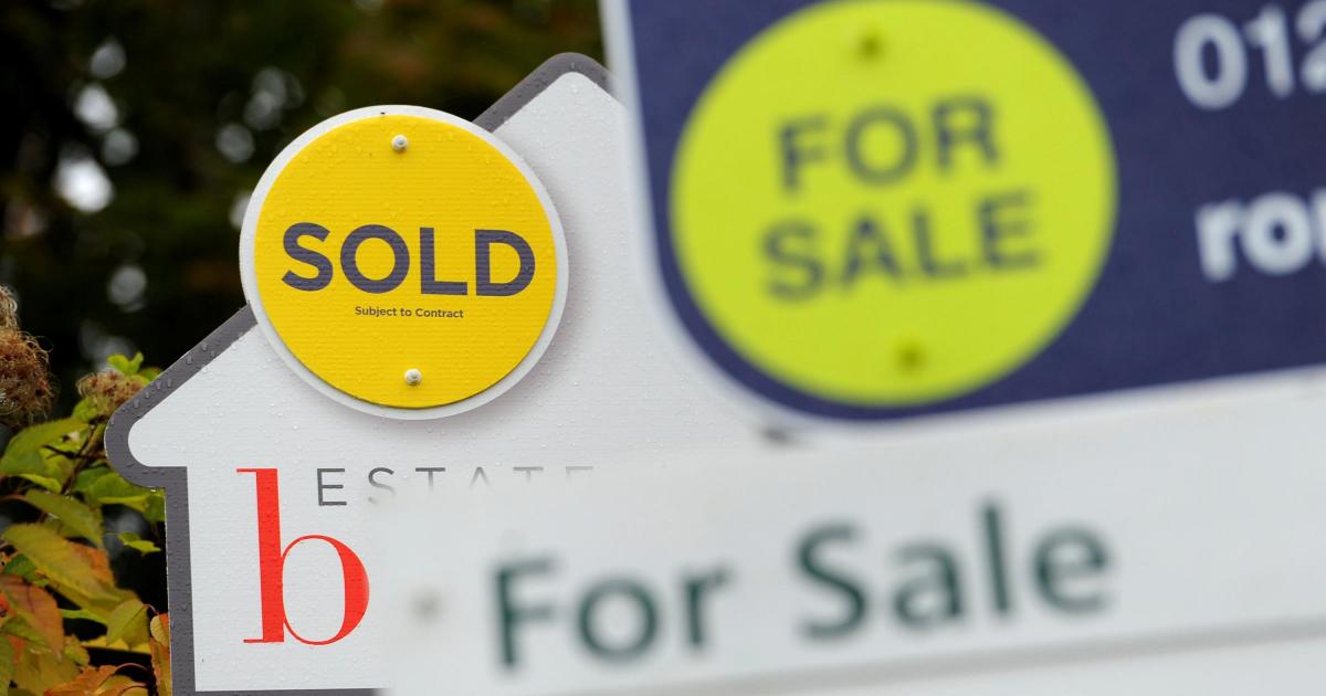 Average UK house price fell £794 in September, says Halifax