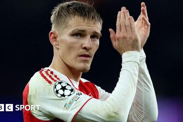 Martin Odegaard claps