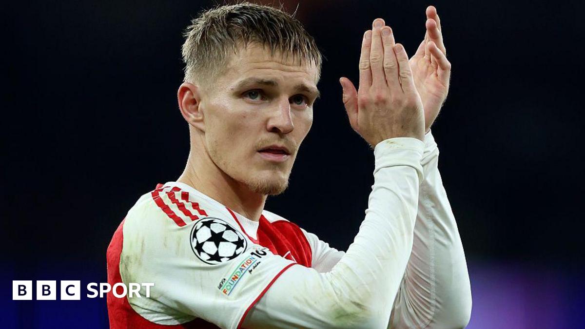Martin Odegaard claps