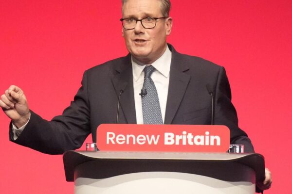 Starmer pledges rethink on international law to stop ‘Farage boats’