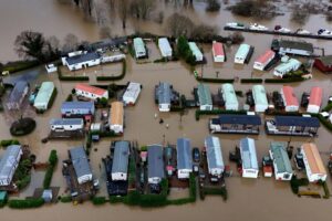 Prepare UK to cope with at least 2C of warming by 2050, Government told