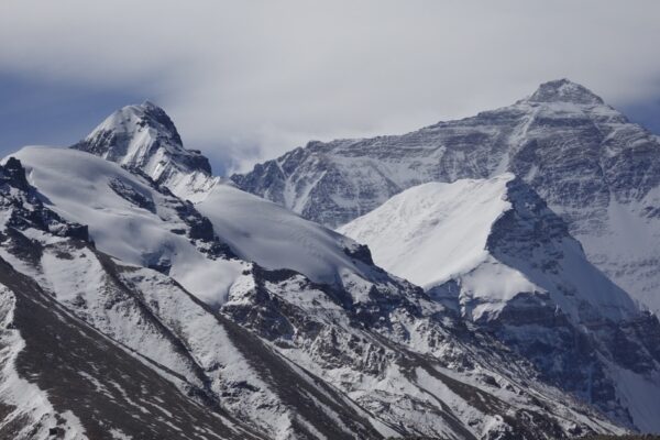 Almost 1,000 trapped on Tibetan side of Mount Everest by blizzard