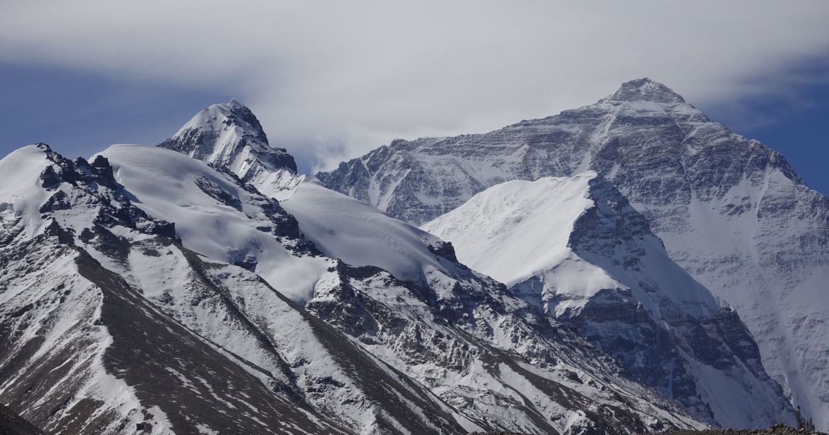 Almost 1,000 trapped on Tibetan side of Mount Everest by blizzard