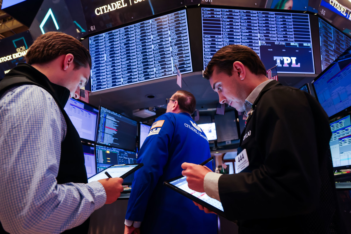 Stock Market Today: AmEx rises as stocks look to regain footing