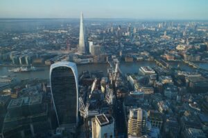 UK stock markets tumble and banks impacted amid concerns over US credit