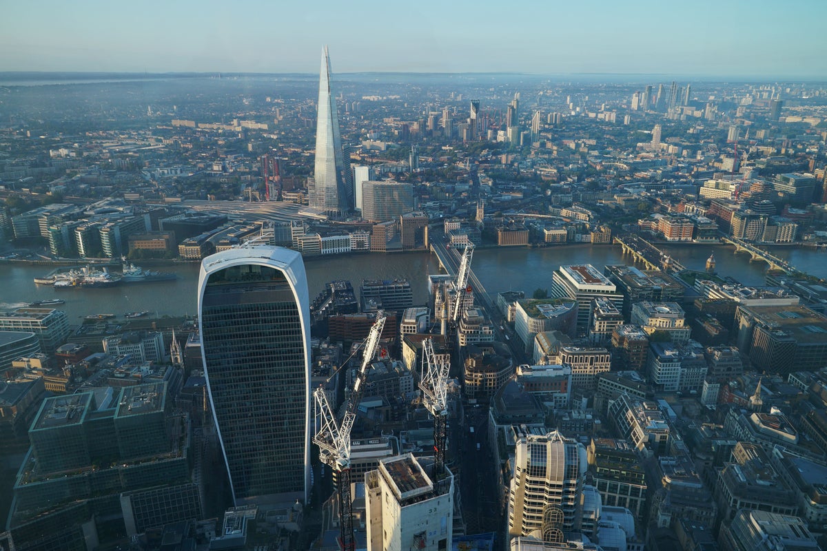 UK stock markets tumble and banks impacted amid concerns over US credit
