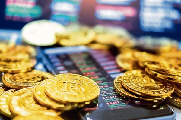 Record liquidations in the crypto market with over $19 billion in bets lost, affecting 1.6 million traders after Donald Trump imposed additional 100% tariffs on China. Experts warn of potential market contagion.