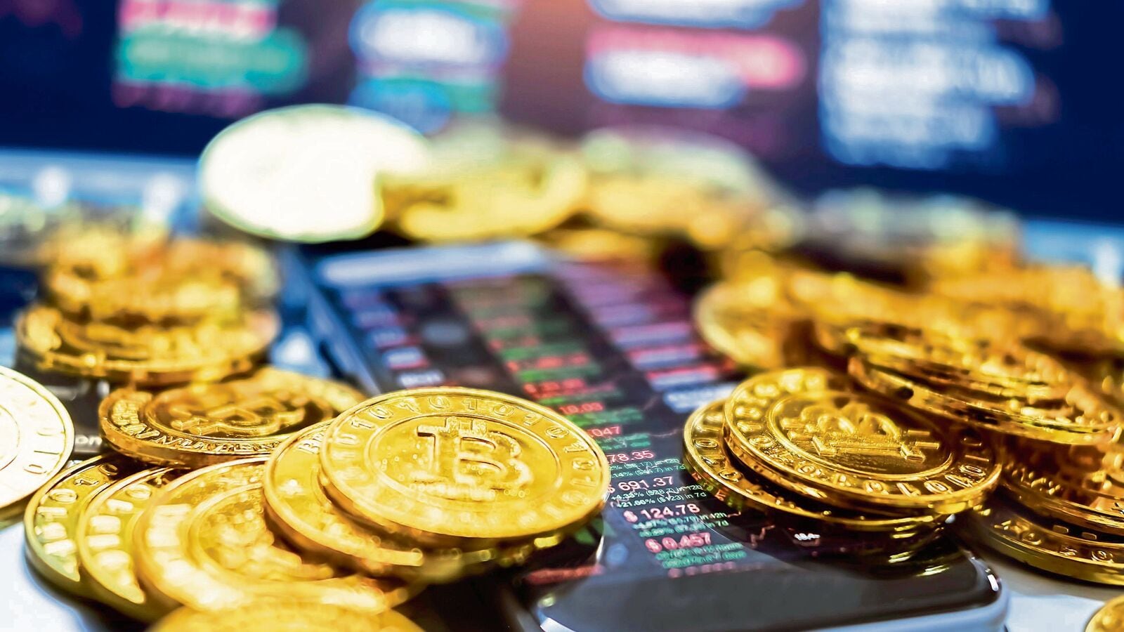 Record liquidations in the crypto market with over $19 billion in bets lost, affecting 1.6 million traders after Donald Trump imposed additional 100% tariffs on China. Experts warn of potential market contagion.