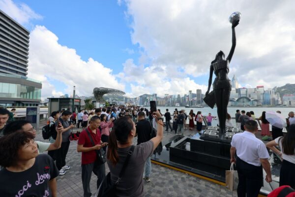 1.4 million mainland Chinese passenger trips made to Hong Kong over ‘golden week’ 1.4 million mainland Chinese passenger trips made to Hong Kong over ‘golden week’