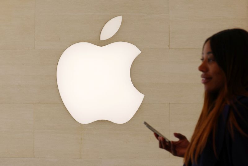 French prosecutors probe Apple's Siri following complaint