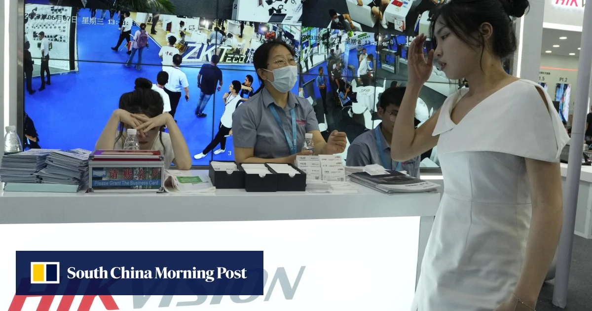 US bans new Chinese telecoms gear, citing national security risks