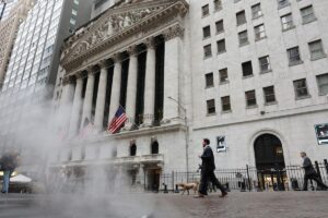Dow, S&P 500, Nasdaq futures inch up as Wall Street weighs earnings, renewed US-China trade tensions