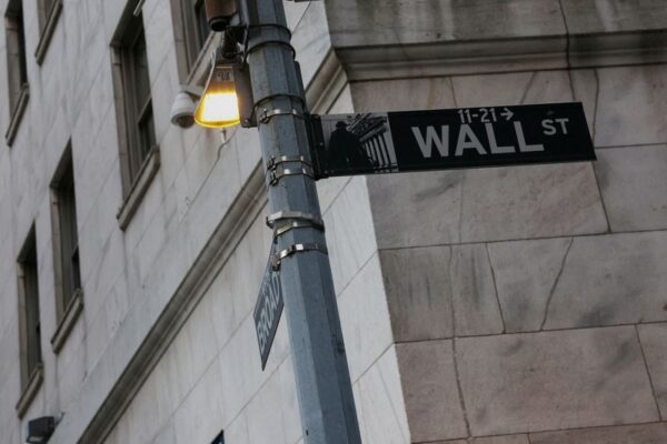 US bank stocks plunge as investors grow uneasy about mounting risks US bank stocks plunge as investors grow uneasy about mounting risks